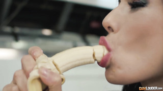 Nasty Alexa Tomas Wants Her Muffin Cooked With Cum