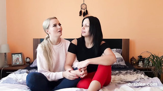 ERSTIES - Victoria Und Julia Vergnügen Sich Ausgiebig Mit Einem Glass Dildo